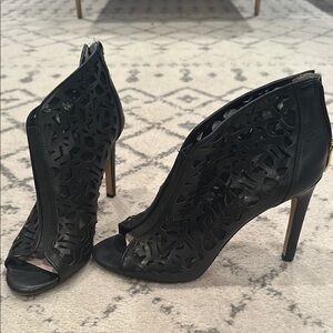Elegant textured Black Peep-Toe Heels
